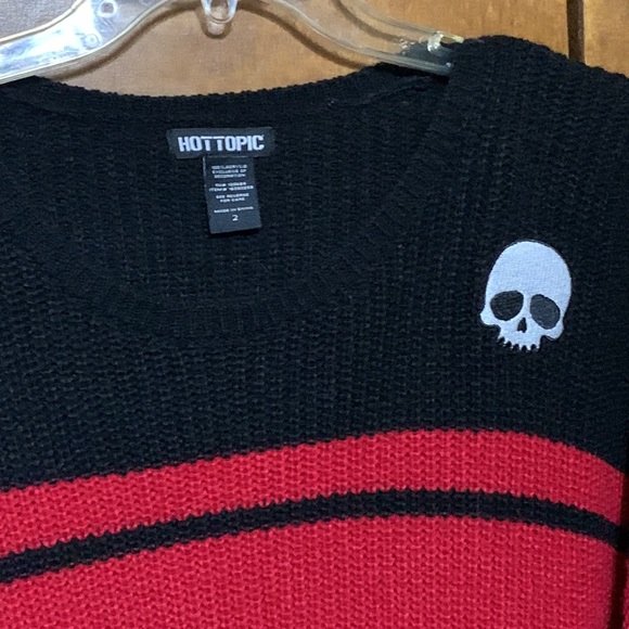 HOT TOPIC - CUTE BLACK & RED SWEATER WITH SKULL ๐ - Picture 2 of 9
